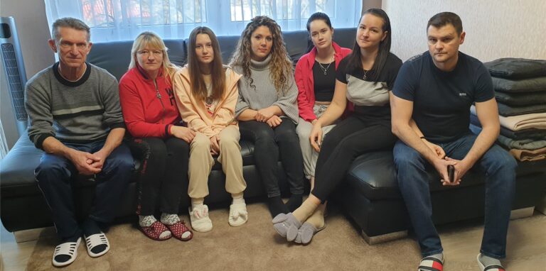 In Sicherheit, aber weiter in großer Sorge um Familie und Freunde in der Ukraine (v.r.): Michael und Marina Nickel, Yuliia Semenova, Kateryna Stepura, Anastasia Yakovlieva, Oksana Zlobina und Yurii Zlobin.