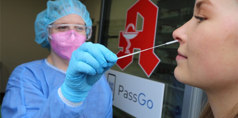 Eine Apotheken-Mitarbeiterin nimmt von einer Kundin an einem Teststationsfenster einen Nasenabstrich für einen Coronatest. Am Freitag erreichte die Infiziertenzahl in Herten erstmals in dieser Woche wieder den dreistelligen Bereich.