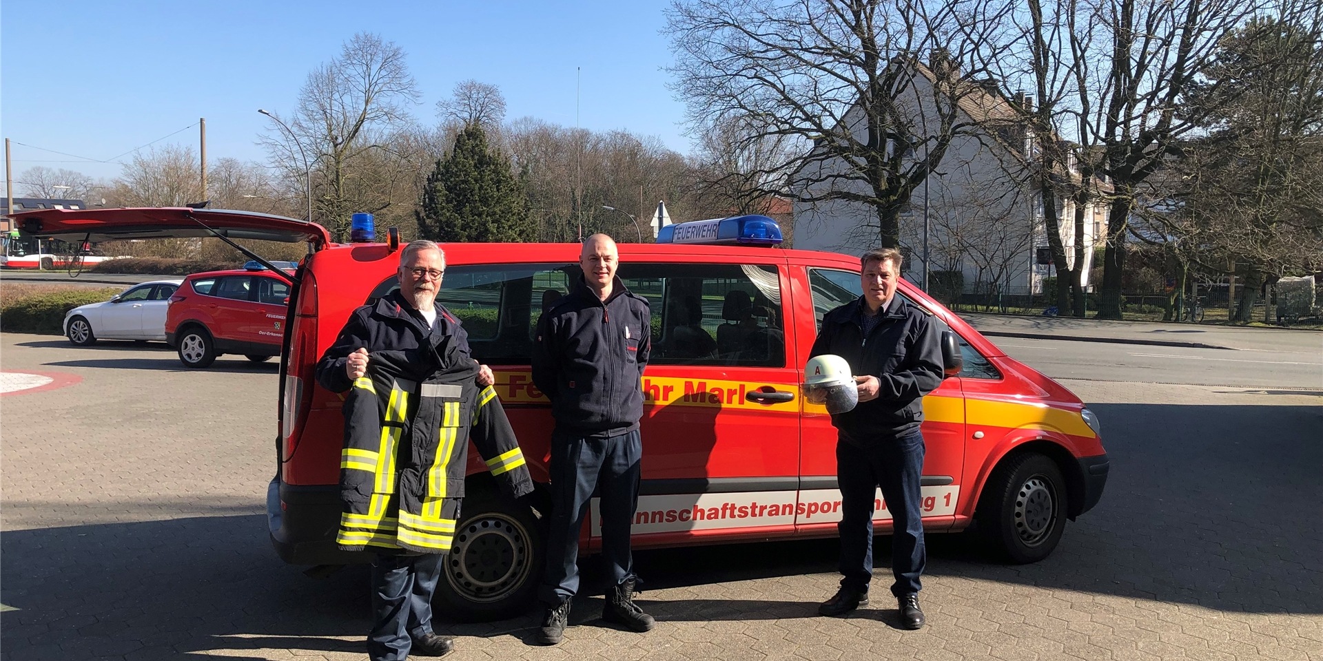 Wachabteilungsleiter Markus Bergmann (l.) ist für die Kleiderkammer der Feuerwehr zuständig. Zusammen mit Feuerwehrchef Gerhard Pokorny (r.) hat er Stephan Kunze von der Feuerwehr Marl eine Wagenladung Ausrüstung für die Ukrainische Feuerwehr mitgegeben.