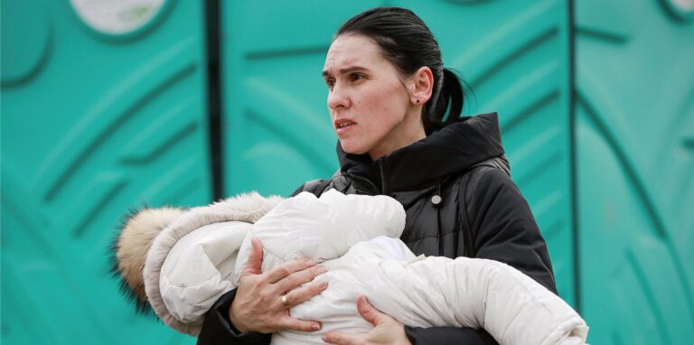 Die Menschen in der Ukraine wie diese Frau, die mit ihrem Kind auf der Flucht ist, benötigen dringend Hilfe. Gemeinsam mit der Boeselager-Stiftung hat unser Verlag daher eine Aktion gestartet, um das Leid der Menschen zu lindern. Die Resonanz ist überwältigend..