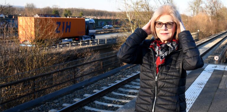 Lkw, Autos und Bahnverkehr sorgen für eine Dauerbeschallung: Marie-Theres Nienzilla drängt in Marl-Hamm auf eine Lärmschutzwand an der Autobahn 52.