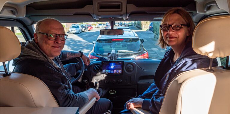 Mark Terheyde und Sandra Terheyde in ihrem Wohnmobil.