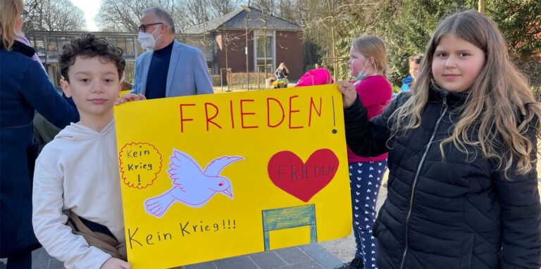 Auch Maja und Khan – beide zehn Jahre alt – von der Martinischule wünschen sich nichts sehnlicher als Frieden. Das machen sie mit ihrem selbst gebastelten Plakat vor dem Hertener Rathaus deutlich.