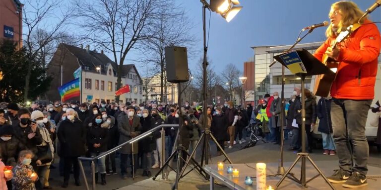 Norbert Gerbig singt Hannes Waders „Krieg ist Krieg“, Reinhard Meys „Meine Söhne geb ich nicht her“ und John Lennons „Imagine“ während der Friedensdemo vor dem Hertener Rathaus.