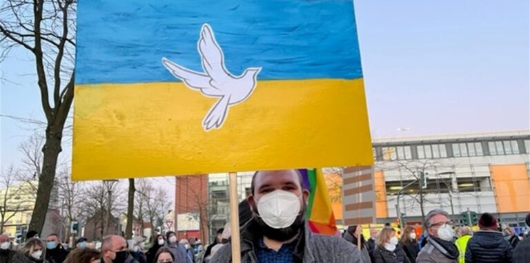 Cedrik Lukat hat die ukrainische Nationalflagge mit einer Friedenstaube verziert.