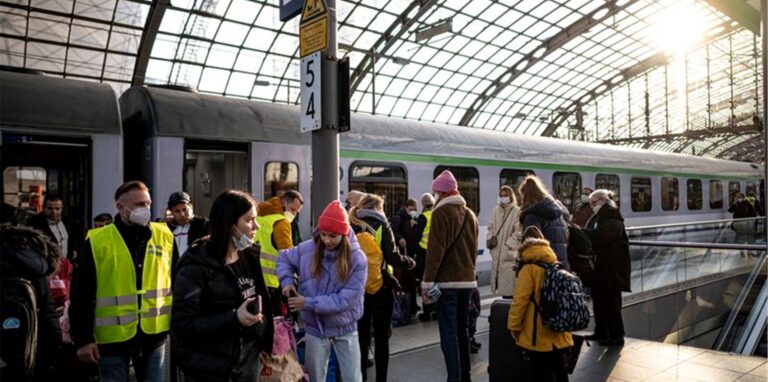 Kriegsflüchtlinge aus der Ukraine kommen am Berliner Hauptbahnhof an.