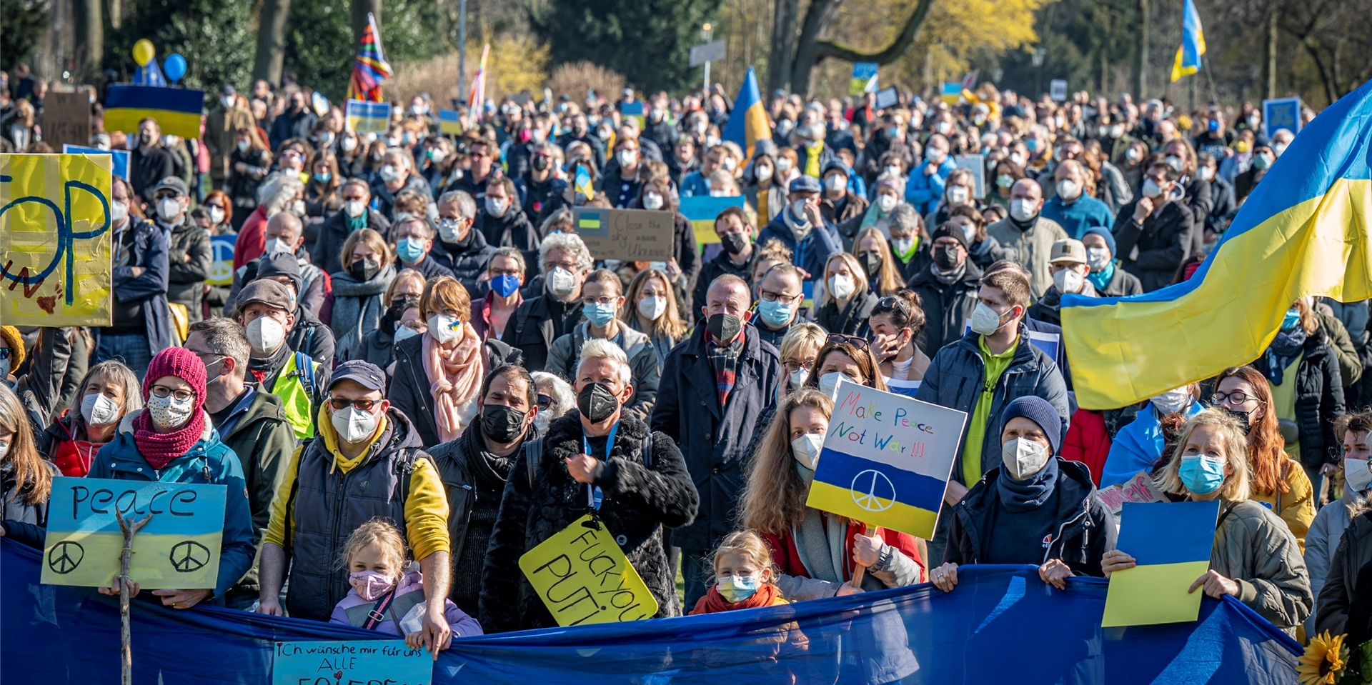 Zahlreiche Menschen nehmen an einer Demonstration im Düsseldorfer Hofgarten gegen die Invasion von Russland in die Ukraine teil.