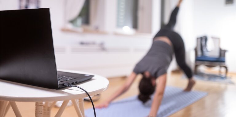 Rezepte, Work-outs, Essens­pläne: Fitness­influencerinnen haben für jede Lebens­frage eine Antwort – für junge Menschen eine große Gefahr, warnen Fachleute.