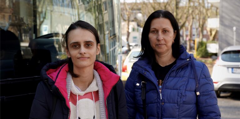 Victoria (l.) und Helena sind nach tagelanger Flucht aus der Ukraine im Ruhrgebiet angekommen.