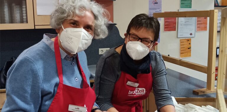 Zweimal in der Woche schmieren Regina Kamperdick (l.) und Petra Freienstein für die Süder Grundschüler Brote und packen kostenlose Frühstückstüten.