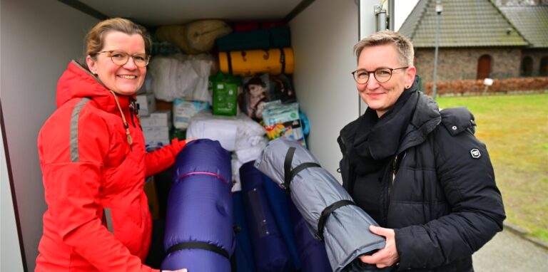 Anja Huge (l.) und Friederike Westerheide vom jungen Blasorchester Marl nehmen die Spenden der Marler Konzertbesucher entgegen.