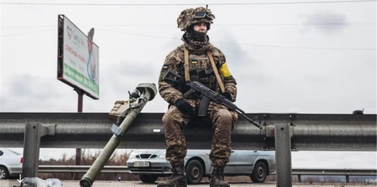 Ein ukrainischer Soldat sitzt am Straßenrand in Irpin, nahe Kiew.