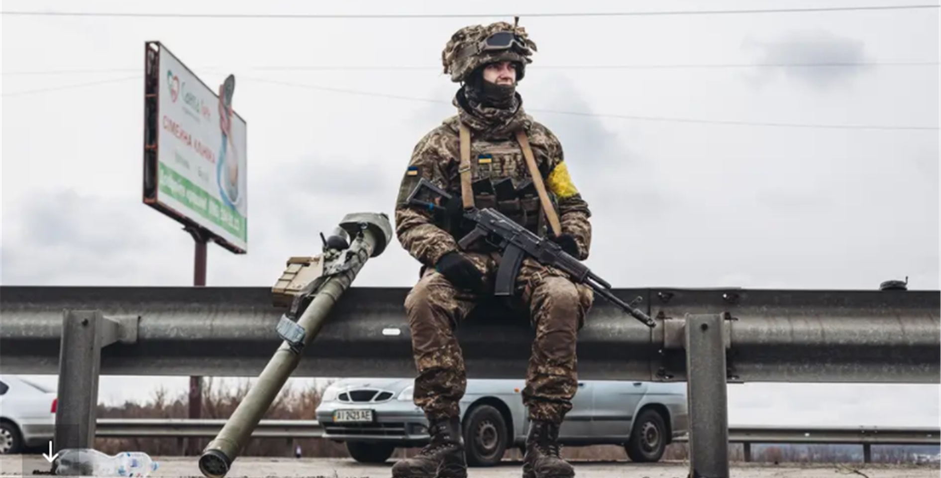 Ein ukrainischer Soldat sitzt am Straßenrand in Irpin, nahe Kiew.