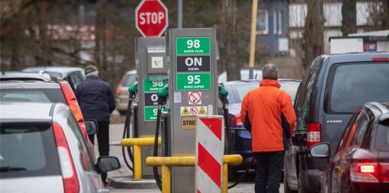 Die Spritpreise schnellen in die Höhe. Mittlerweile kostet der Liter Benzin mehr als 2 Euro.
