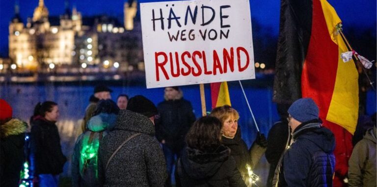Teilnehmer einer Protestaktion gegen die Corona-Schutzmaßnahmen – sie nutzen jetzt den Ukraine-Krieg für sich.
