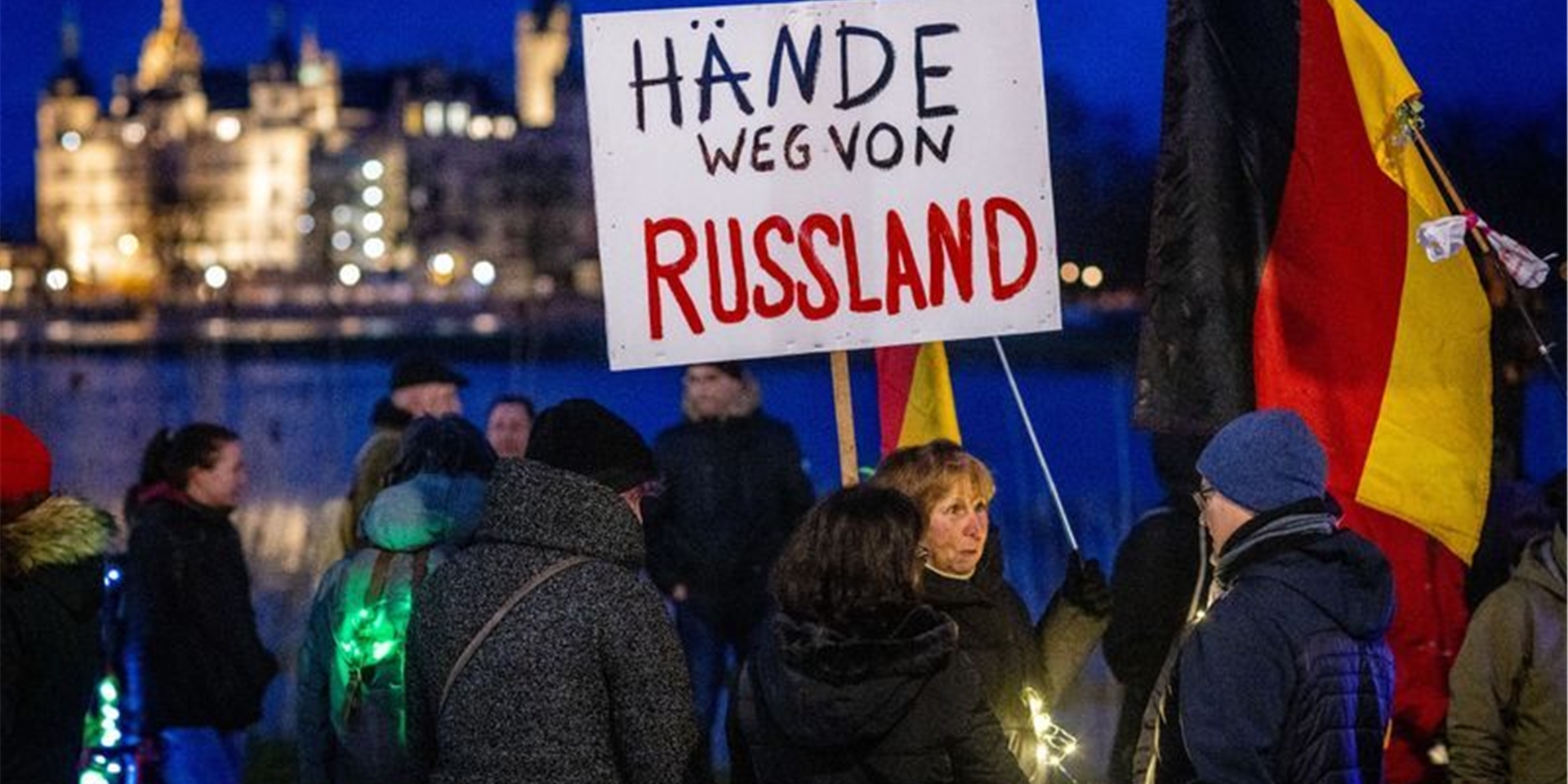Teilnehmer einer Protestaktion gegen die Corona-Schutzmaßnahmen – sie nutzen jetzt den Ukraine-Krieg für sich.