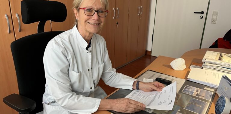 Dr. Anette Borchert an ihrem Schreibtisch im Gertrudis-Hospital in Westerholt.