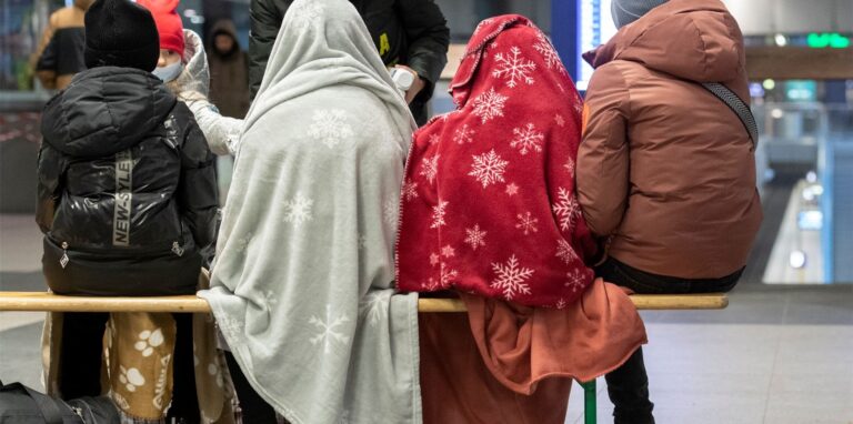 Auch viele Kinder aus dem ukrainischen Kriegsgebiet werden in Marl erwartet. In Decken gehüllt sitzen diese Kinder aus der Ukraine im Berliner Hauptbahnhof.