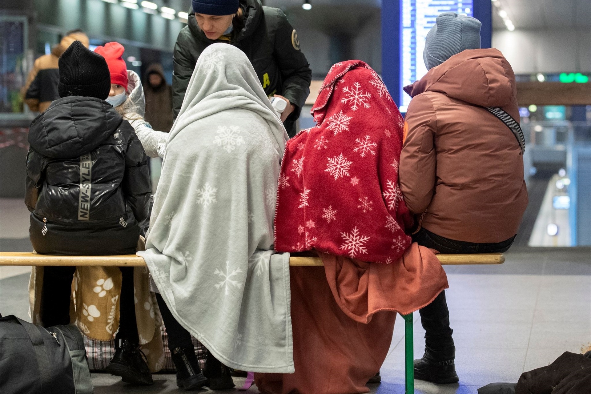 Auch viele Kinder aus dem ukrainischen Kriegsgebiet werden in Marl erwartet. In Decken gehüllt sitzen diese Kinder aus der Ukraine im Berliner Hauptbahnhof.