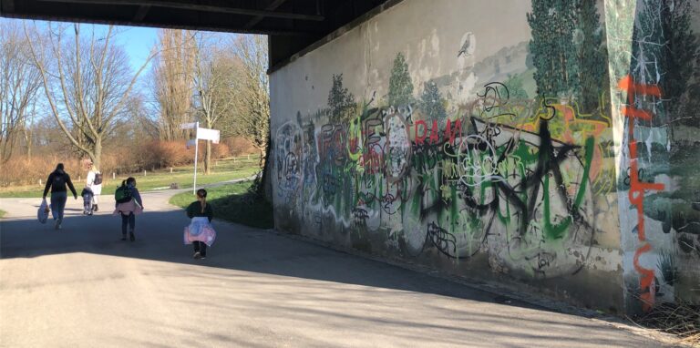 Die Unterführung an der Tiergartenstraße zur Rennwiese bietet keinen schönen Anblick. Von der früheren Lehrgestaltung ist nicht mehr viel zu sehen.