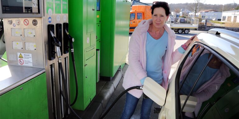 Tanken fürs Taxi: Marion Pieper von Taxi Pieper zahlt wie alle Autofahrer ständig steigende Preise.