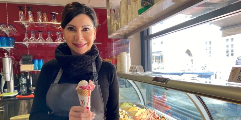 Maria Teresa Lisetto vom Eiscafé Dolomiti muss in diesem Jahr mehr für eine Kugel Eis verlangen.