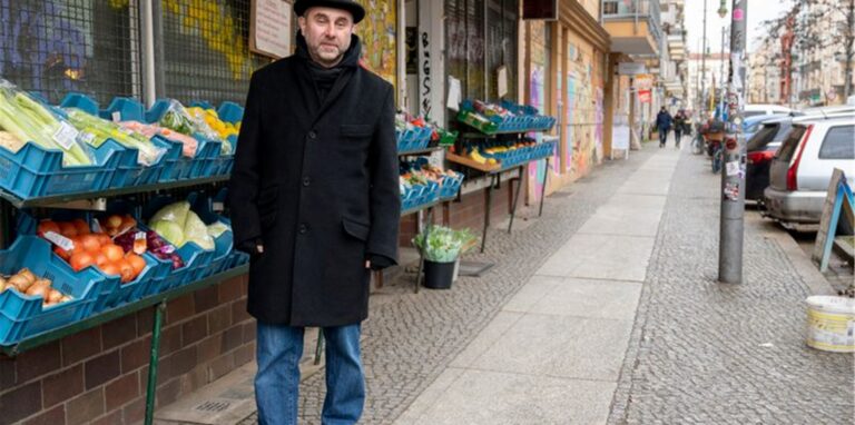 Mikhail Kaluzhskii, Journalist aus Russland, vor einem Gemüseladen in Berlin-Friedrichshain.