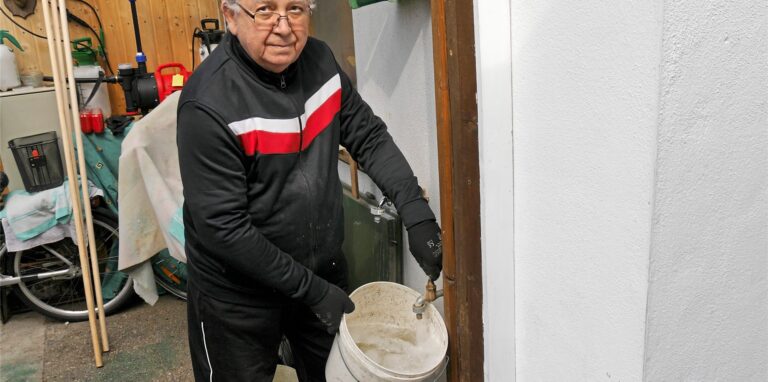 Das Frischwasser, das Heinz Skowronek aus seinem Brunnen pumpte, stank nach Chemikalien. Mittlerweile hat er den Brunnen aufgegeben, weil die Pumpe mehrfach verrostete.