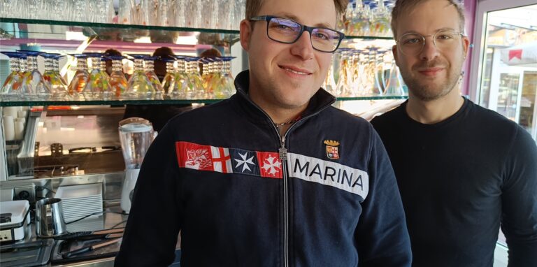 Die Brüder Vincenzo (links) und Giuseppe Floridia sind die Inhaber des neuen „Eiscafé Avola“, das am Dienstag (8.3.) am Münsterplatz in Castrop-Rauxel eröffnet.