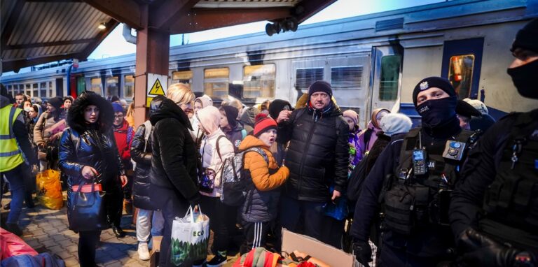 Zahlreiche Menschen steigen am Bahnhof von Przemysl in der Nähe der ukrainisch-polnischen Grenze am frühen Morgen aus dem Zug aus Kiew. Auch die Flüchtlinge, die jetzt in Herten eintrafen, verließen Kiew mit der Bahn.