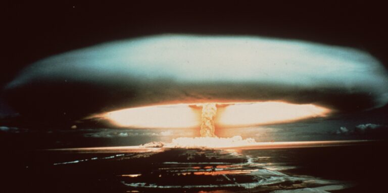 Archiv: Nach der Explosion einer französischen Atombombe schwebt dieser riesige Atompilz über dem Mururoa-Atoll.