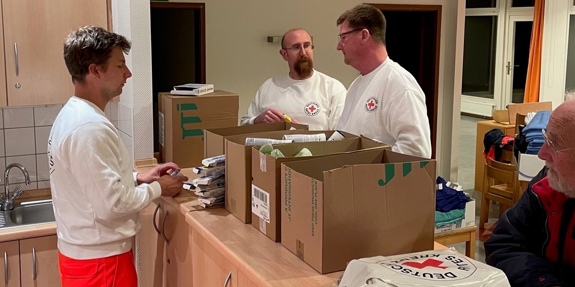 Helfer des DRK Herten packen Tüten mit Hygieneartikeln für die erwarteten Flüchtlinge.