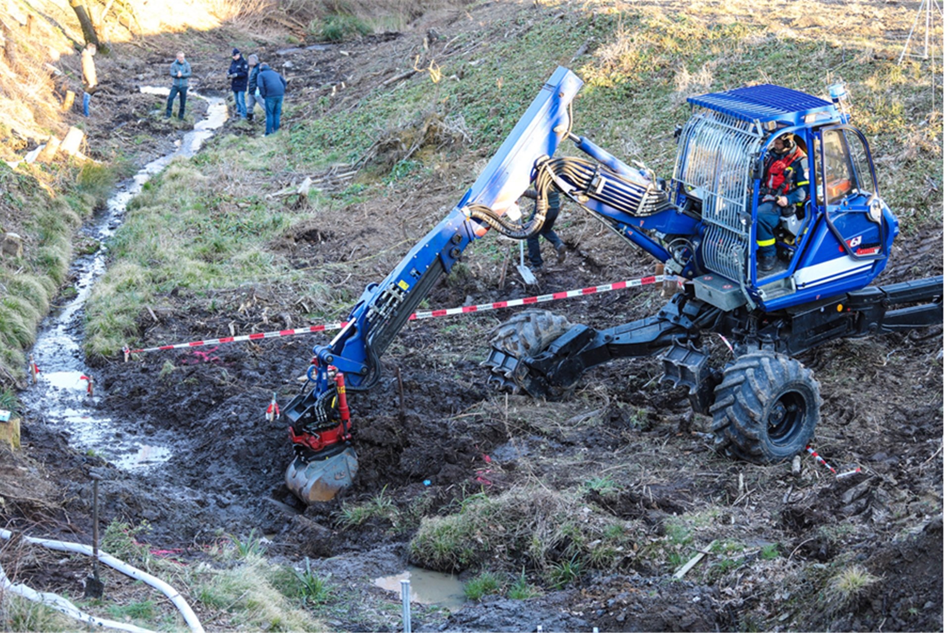 Ein Bagger war an der Fundstelle in Wetter an der Ruhr im Einsatz.