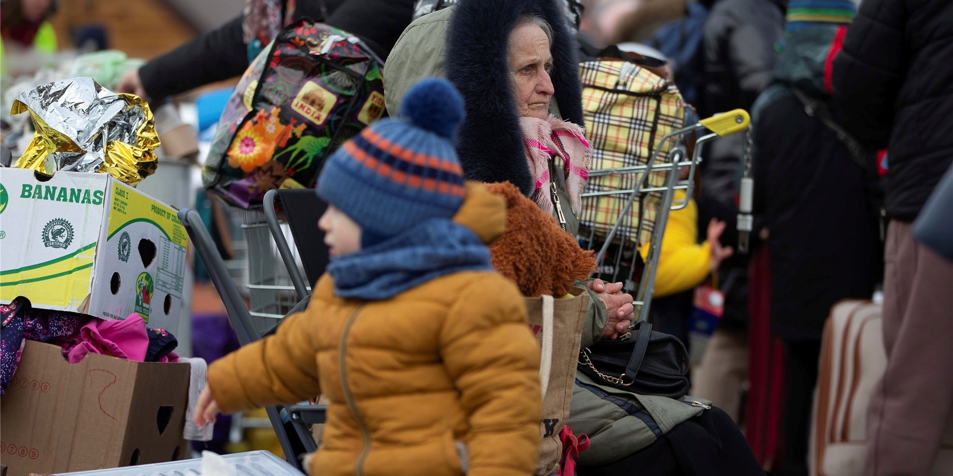 Frauen und Kinder, die aus der Ukraine fliehen, kommen am Grenzübergang in Medyka, Polen, an. Der Einmarsch Russlands in die Ukraine hat die größte Massenmigration in Europa seit Jahrzehnten ausgelöst.