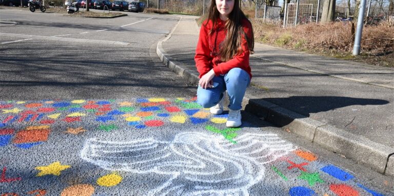 Die Friedenstaube als Teil der Streetart an der WBG ist das Werk der 14-Jährigen Lena Makeew.
