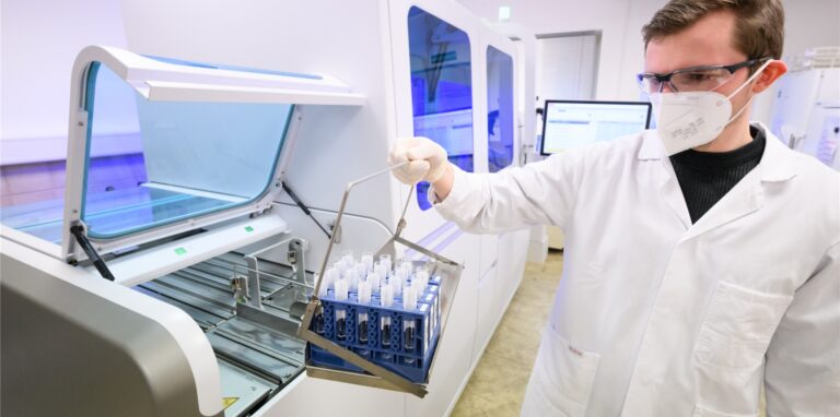 Der Anteil positiver PCR-Tests ist in Deutschland so hoch wie noch nie zuvor.