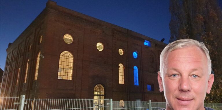 Mit einer gelb-blauen Lichtinstallation wollen Frank Lasczok und die Mitglieder des Fördervereins der Maschinenhalle-Scherlebeck ein Zeichen für den Frieden setzen.