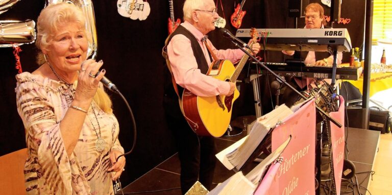 Seit 1999 touren die „Hertener Oldie Singers“ alias Ulla Preuß, Horst Ullmann und Walter Schellhase mit ihrem Schlager-Repertoire durch Senioren- und Pflegeheime der Region.