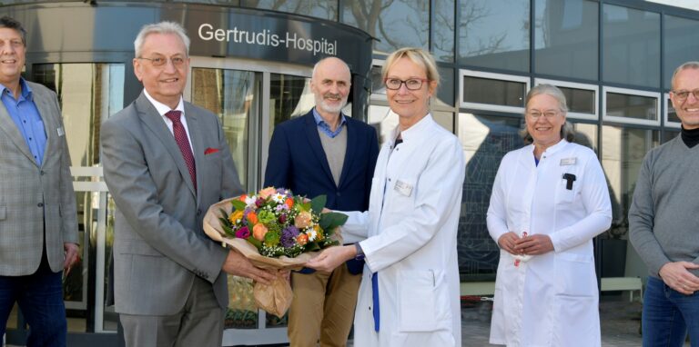 Freuen sich mit Frau Dr. Anette Borchert über das 30-jährige Jubiläum (v.l.): KKRN-Geschäftsführer Dr. Andreas Weigand, Aufsichtsratsvorsitzender Matthias Feller, kaufm. Betriebsleiter Bernhard Möller, die ärztliche Direktorin Dr. Elisabeth Winkelmann und  Pflegedirektor Ulrich Jansen.