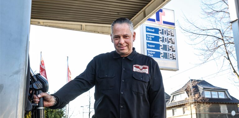 Stephan Haack betreibt die Freie Tankstelle am Asselner Hellweg in Dortmund und konnte am Dienstag keinen Sprit mehr unter 2 Euro anbieten. „Die Leute tanken weniger“, stellt er fest.