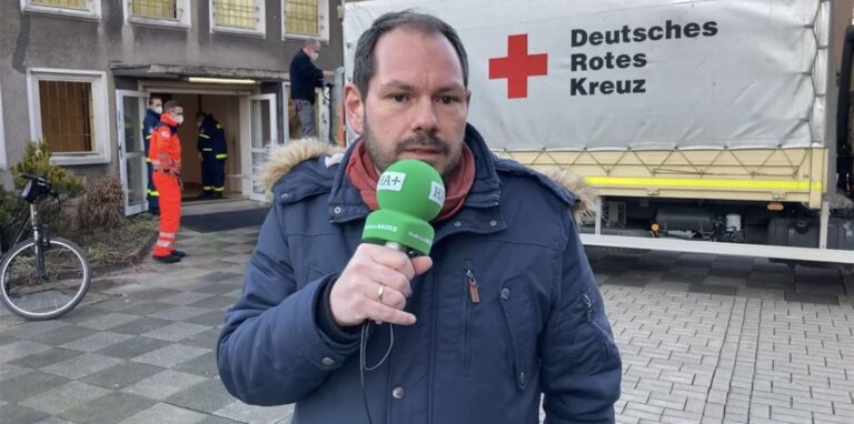 In der Begegnungsstätte an der Erlöserkirche wird kurzfristig ein Erstaufnahmezentrum für die Flüchtlinge aus der Ukraine eingerichtet. Das Deutsche Rote Kreuz (DRK) hat dafür 32 Betten per Lkw angeliefert. HA-Redaktionsleiter Frank Bergmannshoff hat die Arbeiten vor Ort begleitet.