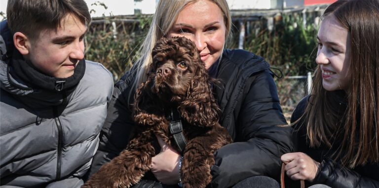 Mutter Oksana (Mitte) und ihre Kinder Michael und Sofia aus der Ukraine haben sich geweigert, ohne ihren Hund Benny in die Erstaufnahmeeinrichtung zu gehen.
