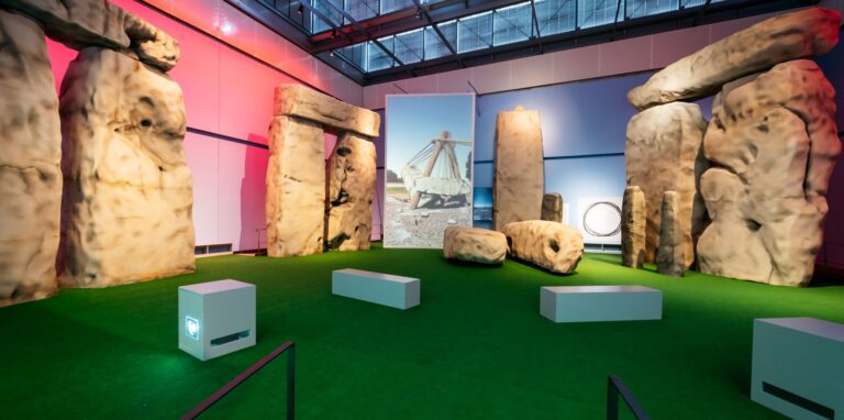 Blick in die Sonderausstellung „Stonehenge – Von Menschen und Landschaften“ im Herner Archäologie-Museum. Die Besucher erwartet eine aufregende Perspektive inmitten des 1:1-rekonstruierten Inneren des berühmten Steinkreises.
