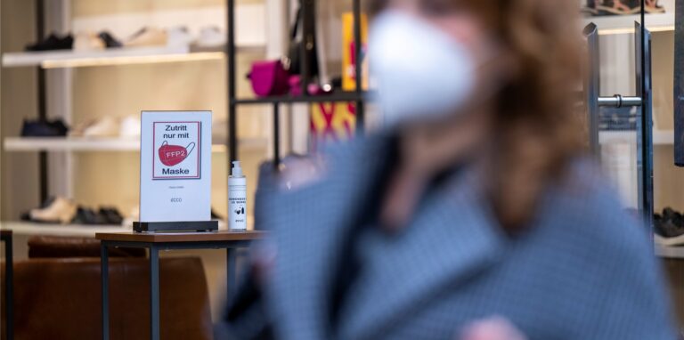 Kippt die Maskenpflicht in Geschäften und Restaurants?