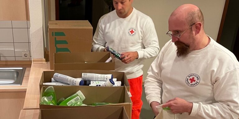 DRK-Helfer packen Tüten mit Hygieneartikeln für die in Herten ankommenden Flüchtlinge.