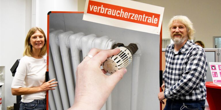 Die Preise für Gas sind stark gestiegen. Der Leiter der Verbraucherzentrale, Reint Jan Vos, und Beraterin Marion Löhring empfehlen Preisvergleiche und Beratungsgespräche.