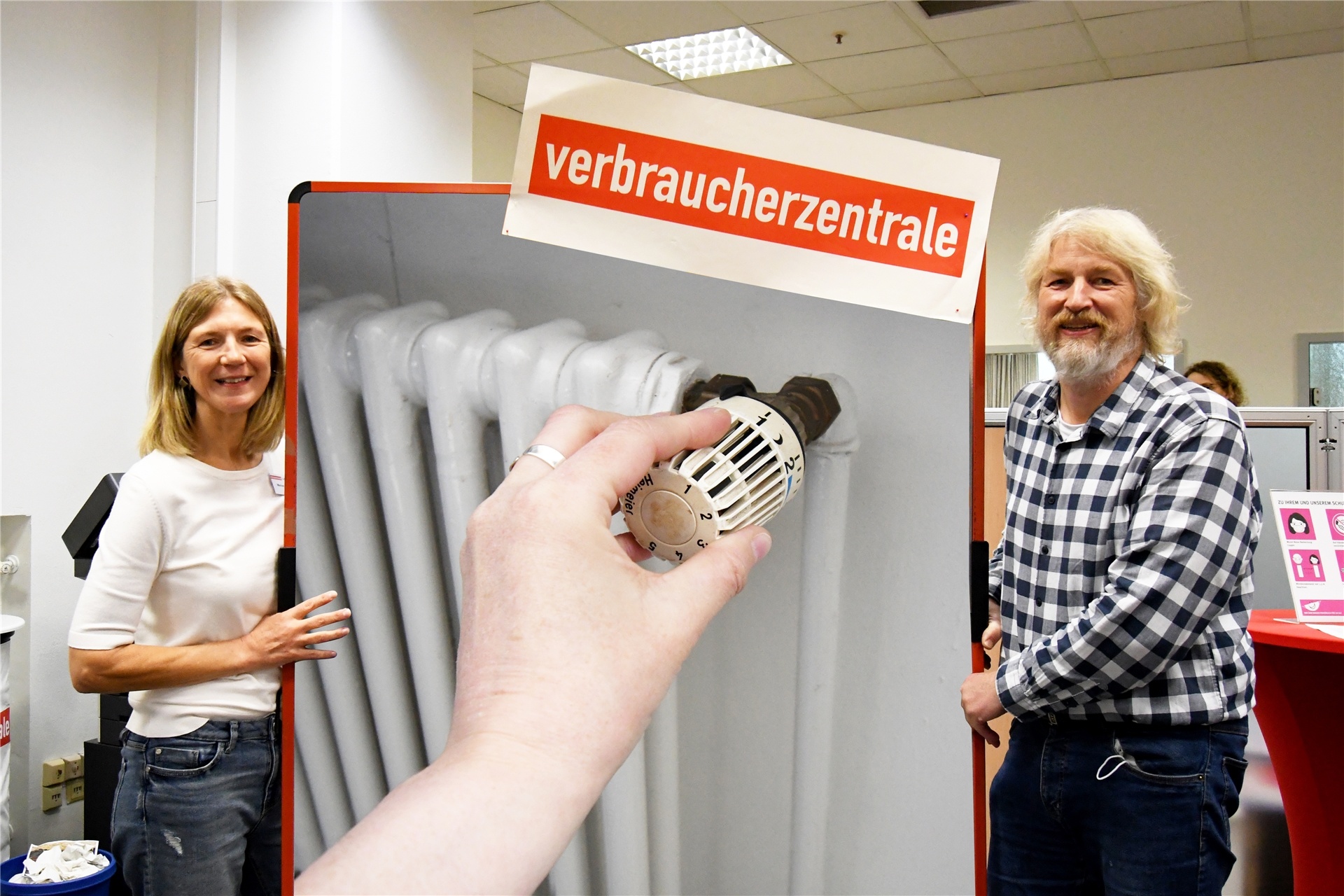 Die Preise für Gas sind stark gestiegen. Der Leiter der Verbraucherzentrale, Reint Jan Vos, und Beraterin Marion Löhring empfehlen Preisvergleiche und Beratungsgespräche.