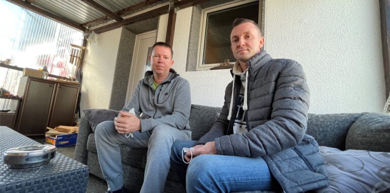 Vitali (51) und Igor (39) lebten in Charkiw. Kurz vor Kriegsbeginn flogen sie in den Urlaub nach Ägypten. Nun sind sie in Waltrop am Stadtrand von Castrop-Rauxel untergekommen und zeigen die Verwüstung ihrer Heimat.