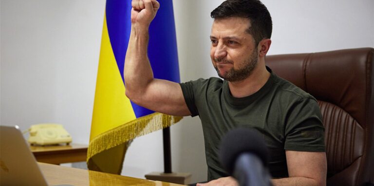 Der Präsident der Ukraine Wolodymyr Selenskyj betonte im Interview bei „Bild TV“, dass die im Kampf gefallenen Soldaten auch für die Freiheit Europas gestorben seien.