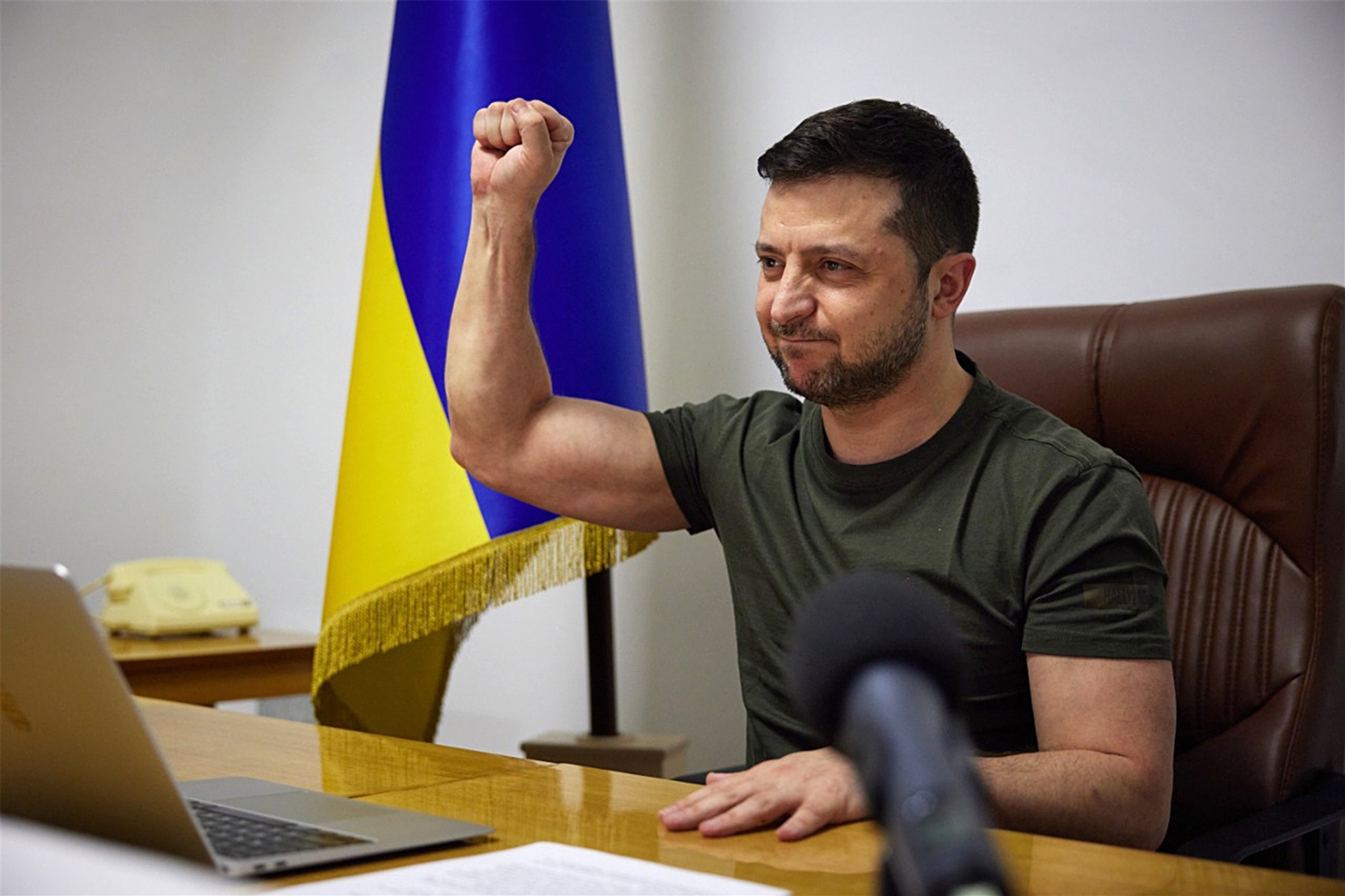 Der Präsident der Ukraine Wolodymyr Selenskyj betonte im Interview bei „Bild TV“, dass die im Kampf gefallenen Soldaten auch für die Freiheit Europas gestorben seien.